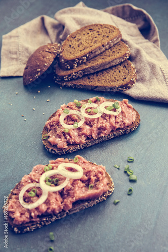 Mett Brot mit Zwiebeln photo