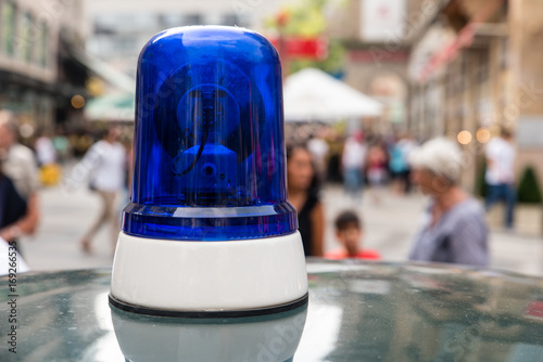 Blaulicht Martinshorn Polizei Fahrzeug photo