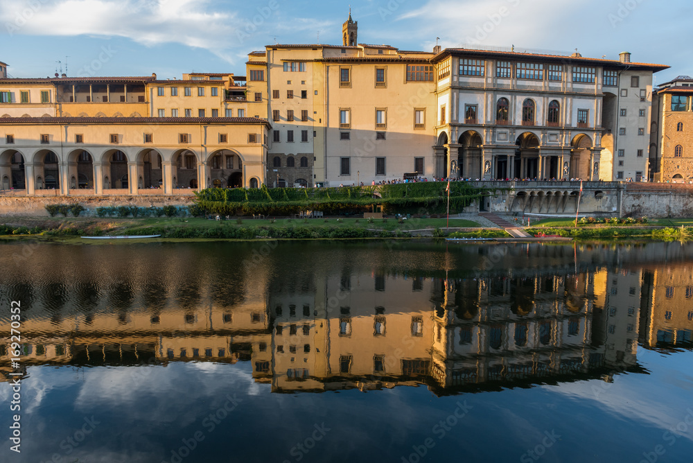 Fototapeta premium Spieglung über dem Fluss Arno