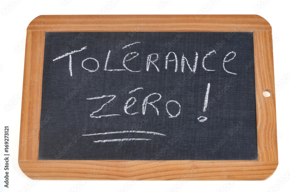 Tolérance zéro écrit sur une ardoise Tolérance zéro écrit sur une ardoise