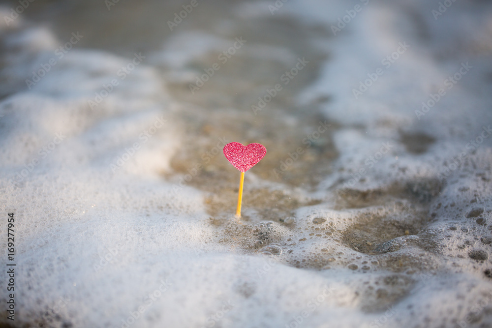Fototapeta premium Herz am Strand, rotes Herz