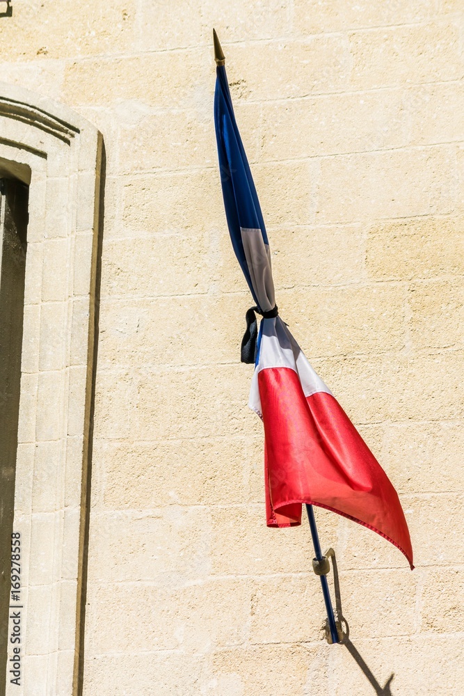 Drapeau en berne avec crêpe noir.