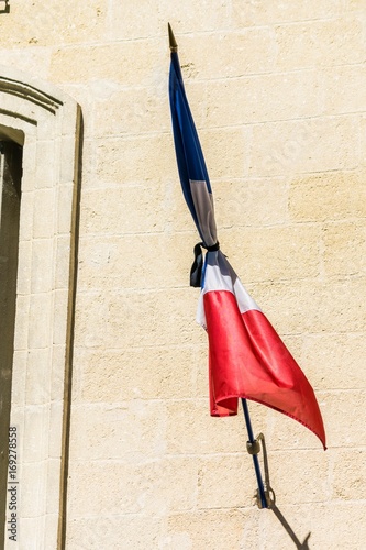 Obraz na płótnie Drapeau en berne avec crêpe noir. w salonie