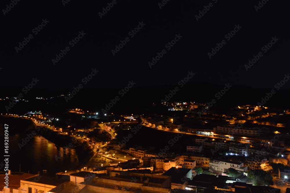 Incantevole città medievale Castelsardo di Sardegna di notte. Piccola città storica medievale nel nord Sardegna, con la sua irripetibile architettura,  di notte nella luce delle lanterne e della luna
