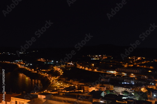 Incantevole città medievale Castelsardo di Sardegna di notte. Piccola città storica medievale nel nord Sardegna, con la sua irripetibile architettura,  di notte nella luce delle lanterne e della luna