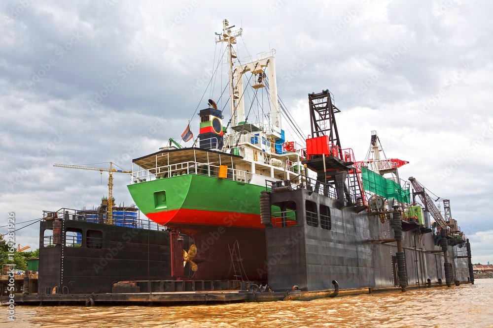 Fototapeta premium Schiff im Trockendock