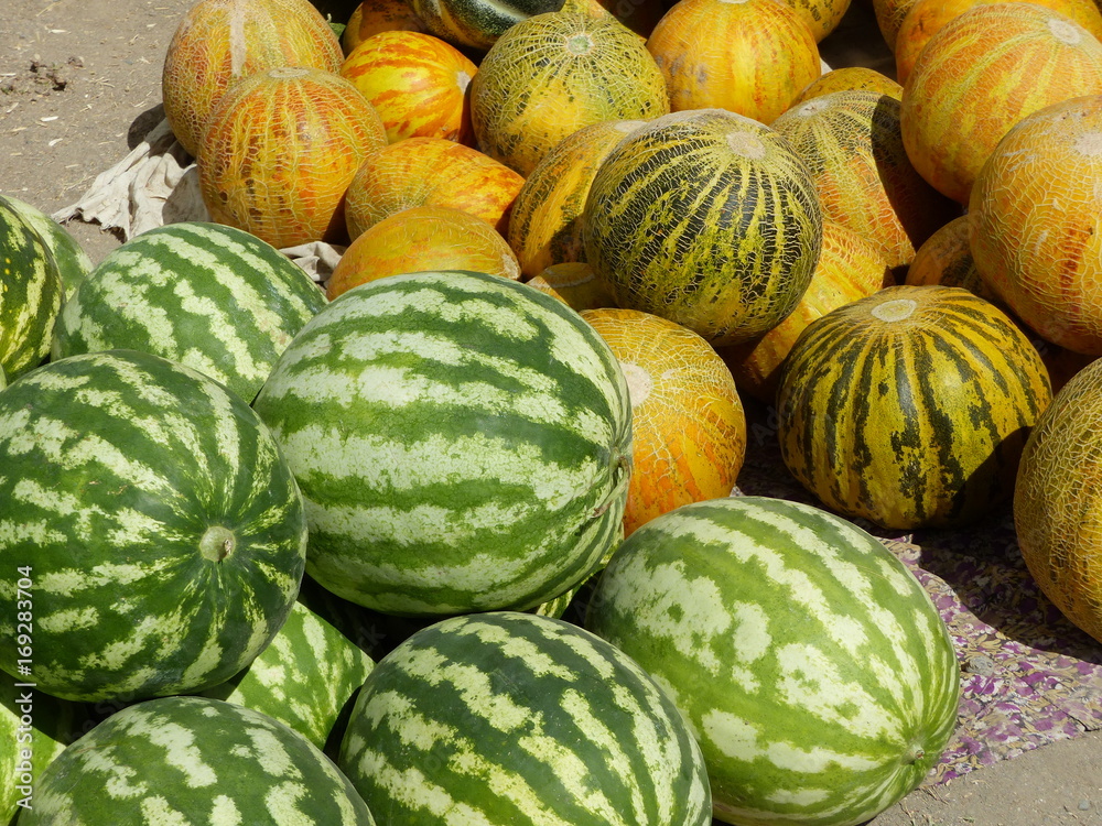Meloni e angurie esposti in un mercato in Uzbekistan.