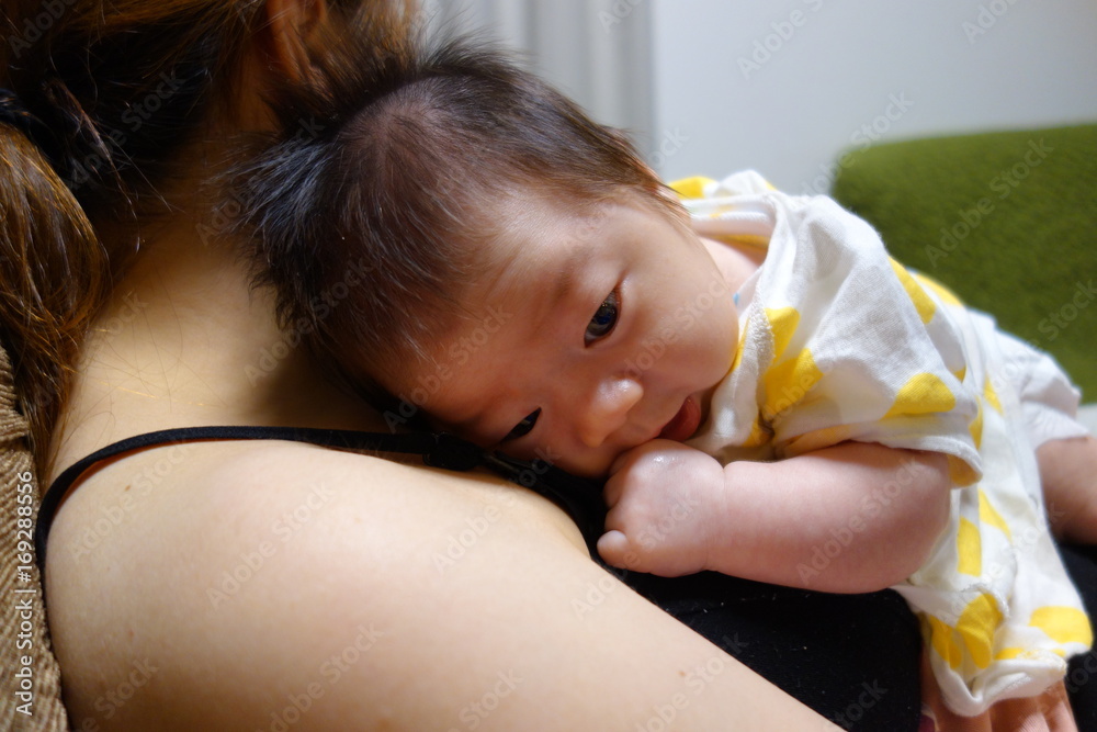 授乳後 赤ちゃんにげっぷさせるママ 男の子 生後１か月 Stock Photo Adobe Stock