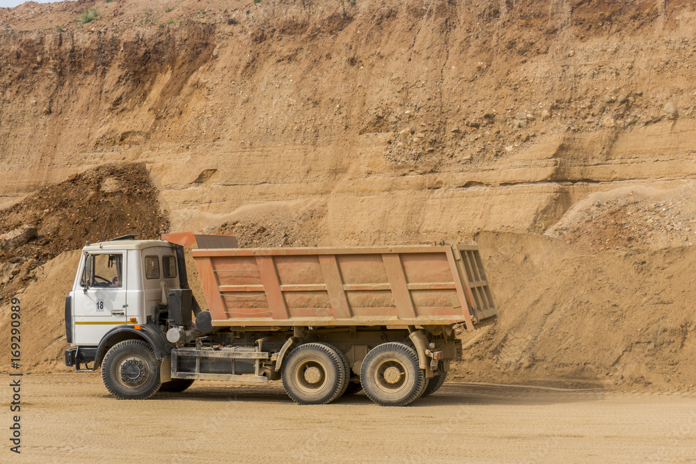 Obraz premium самосвал в карьере