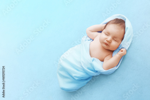 Canvastavla Newborn baby boy sleep on blue blanket