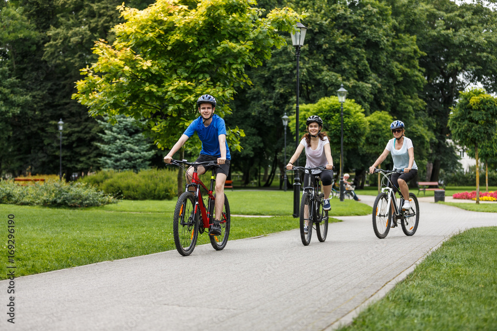 Obraz premium Healthy lifestyle - people riding bicycles in city park