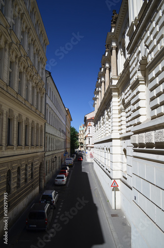 Wąska ulica w Pradze/Narrow street in Prague, Czech Republic