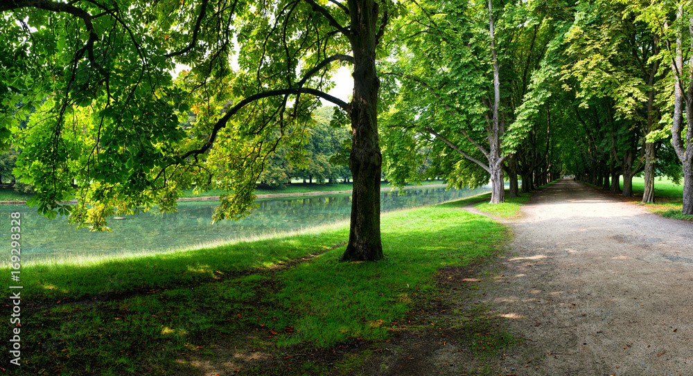 Fototapeta premium Köln: Der Decksteiner Weiher ist ein künstlich mit gradlinigen Ufern angelegter Weiher im Äußeren Grüngürtel der Stadt Köln. Er spielt für die Freizeitgestaltung als Parkanlage eine wichtige Rolle.
