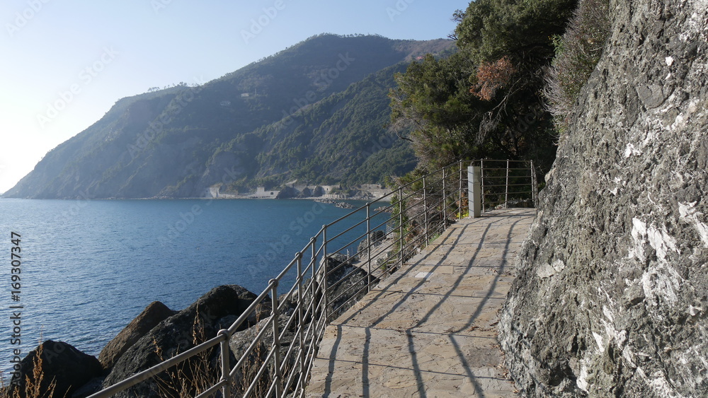 Obraz premium Camminata sul mar Ligure a Framura, via del Mare