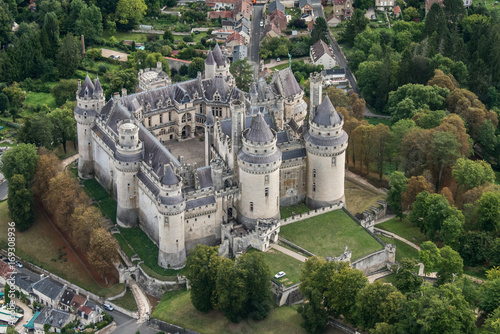 Vue aérienne du Château de Pierrefond - 60 - restauré par Viollet le Duc photo