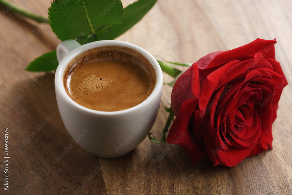 Obraz premium fresh espresso with red rose flower