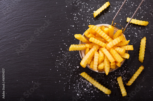 Fotografia French fries on dark background