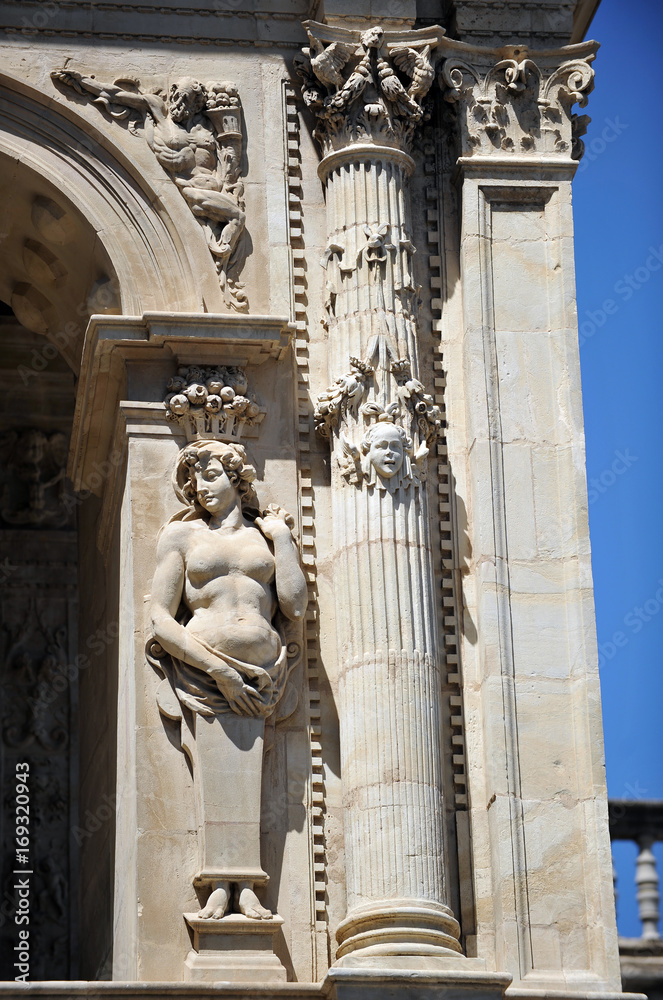 Obraz premium Detalles arquitectónicos del Ayuntamiento de Sevilla, España