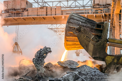 Canvastavla Pouring the hot melt slag by truck transporter to slag dump