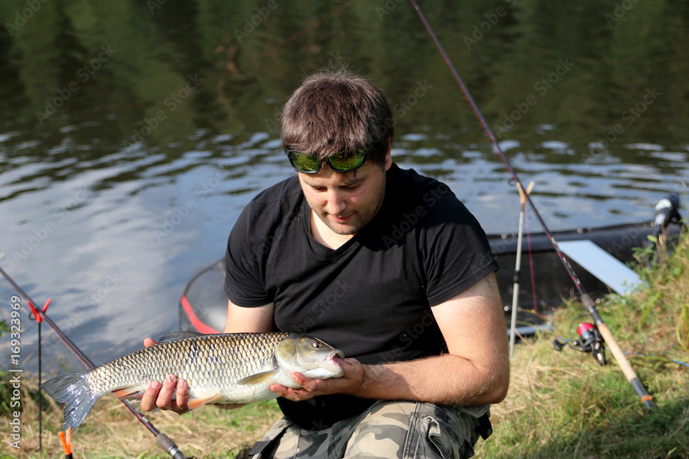 Fischen am Fluss bei einen Überlebenstraining Fischen am Fluss bei einen Überlebenstraining