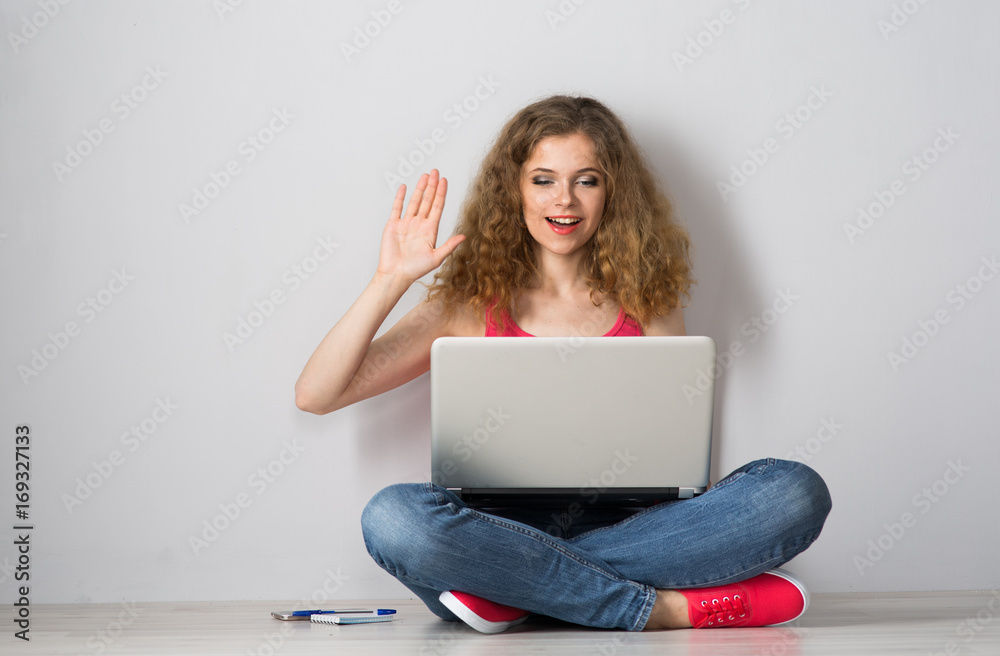 Naklejka premium woman student with laptop