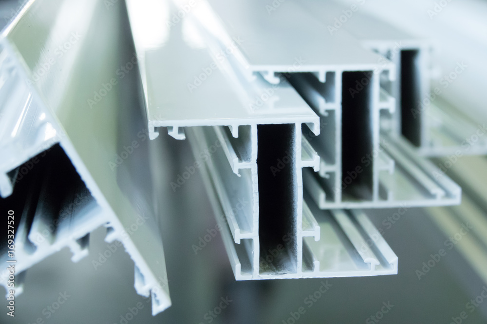 profili in alluminio per porte e finestre verniciati in bianco Stock Photo