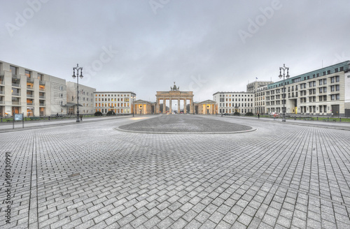Photography Leerer Pariser Platz am Morgen in Berlin mit Brandenburger Tor