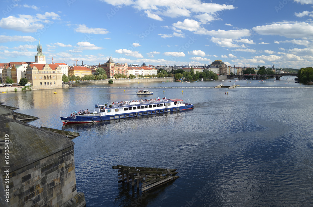 Obraz premium Wełtawa w Pradze/Vltava river in Prague, Czech Republic