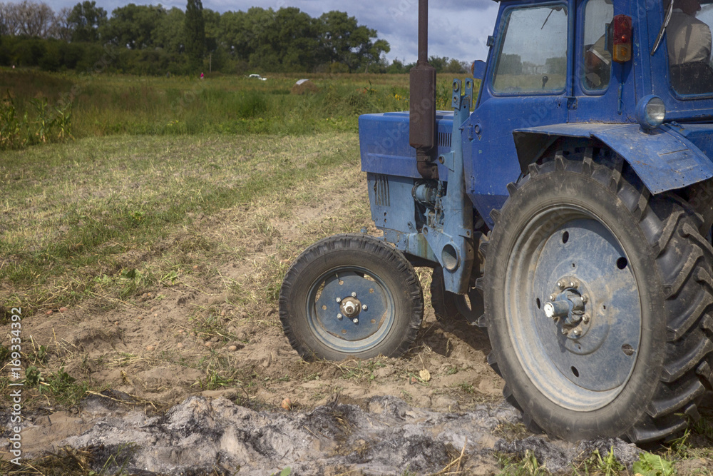 Obraz premium Tractor in the field