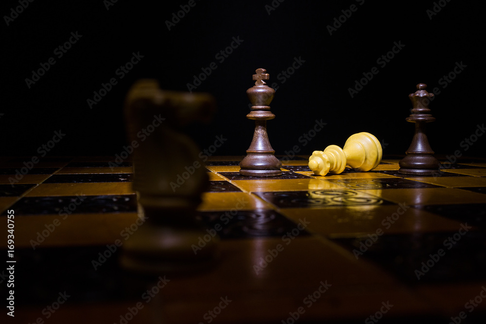 Scacchi fotografati su una scacchiera Scacchi fotografati su una scacchiera