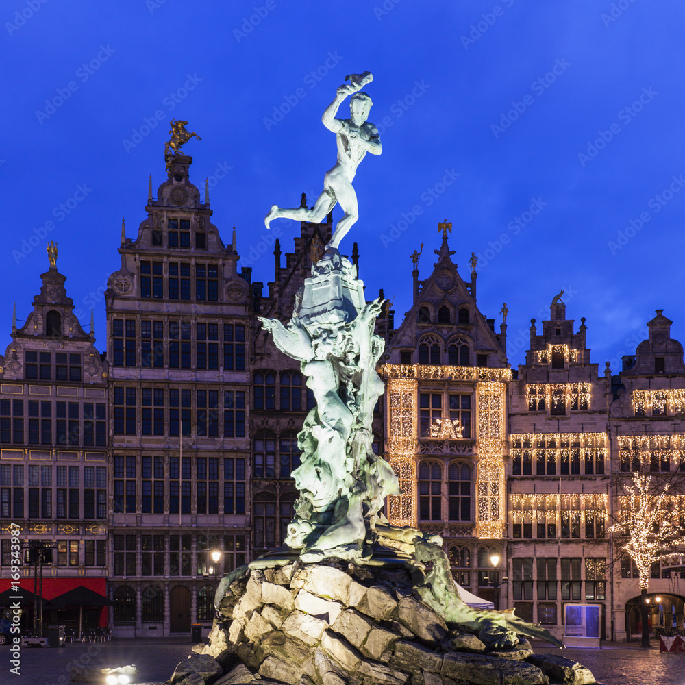 Fototapeta premium Brabo Fountain on Grote Markt in Antwerp