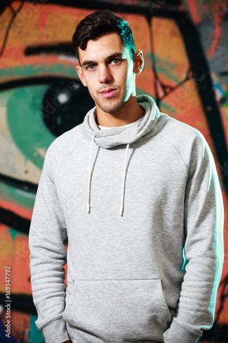 Hombre posando con grafittis