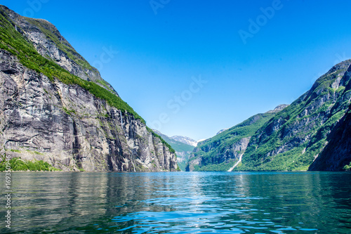 Obraz na płótnie Fjord water and mountains w salonie