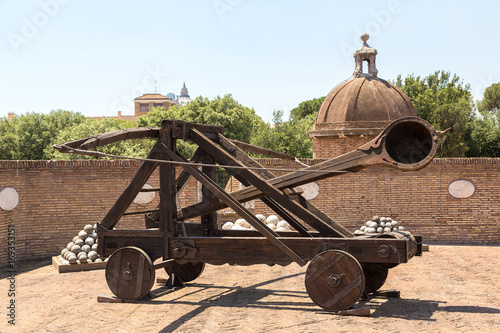 Photographie Old roman catapult  in Rome