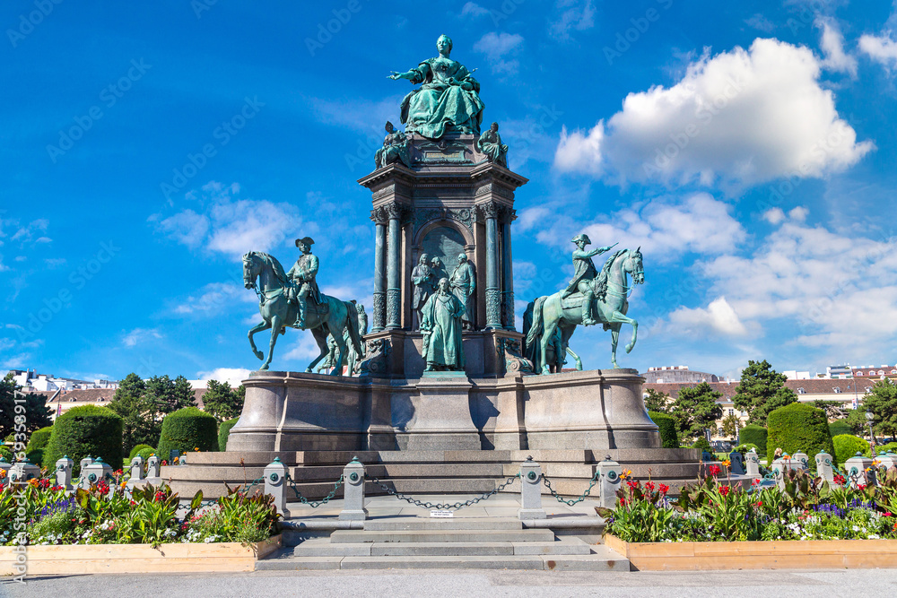 Fototapeta premium Maria Theresa statue in Vienna