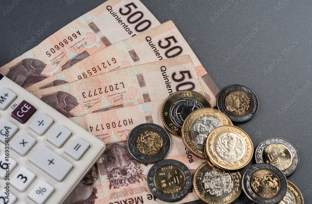 Fotka „Peso Mexicano, Monedas y billetes con calculadora“ ze služby Stock |  Adobe Stock
