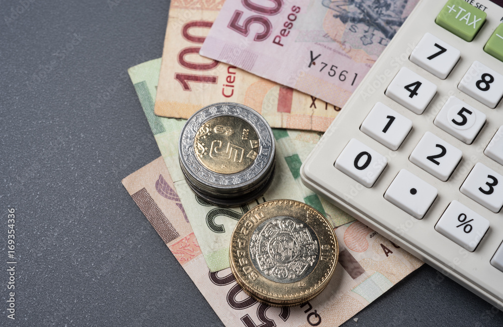Peso Mexicano, Monedas y billetes con calculadora Stock Photo | Adobe Stock