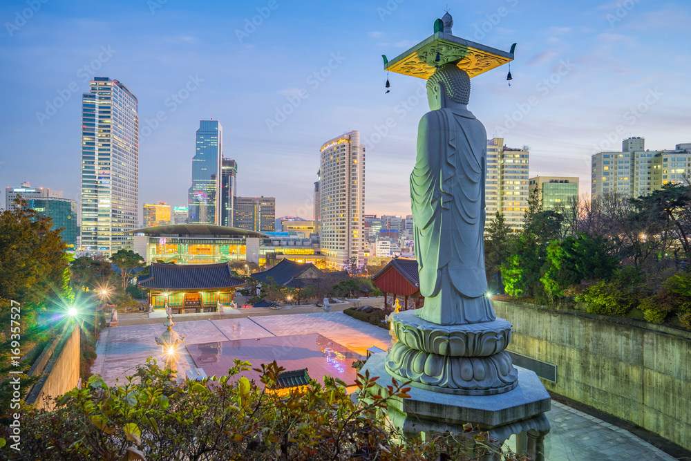 Naklejka premium Panoramę miasta Seul w nocy w Korei