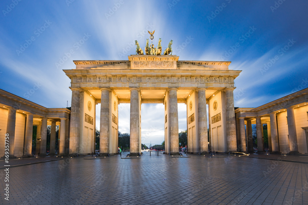 Naklejka premium Brama Brandenburska lub Brandenburger Tor w Berlinie w nocy