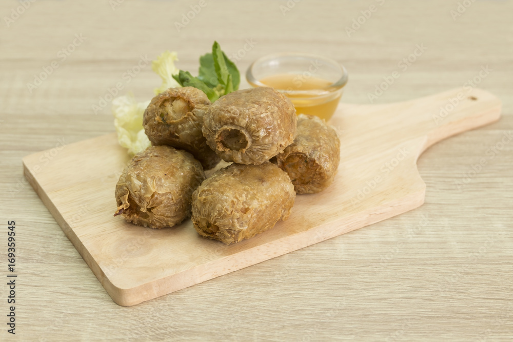 FRIED CRAB DUMPLING ON CUTTING BOARD
Fried crab dumpling on cutting board with sweet and sour sauce. FRIED CRAB DUMPLING ON CUTTING BOARD
Fried crab dumpling on cutting board with sweet and sour sauce.