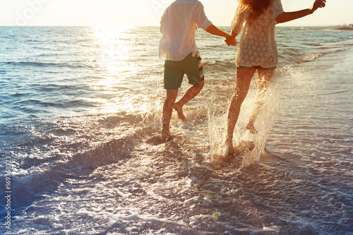 Canvas Print Happy young couple enjoying the sea