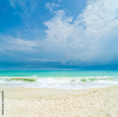 ocean wave and sandy beach © Netfalls