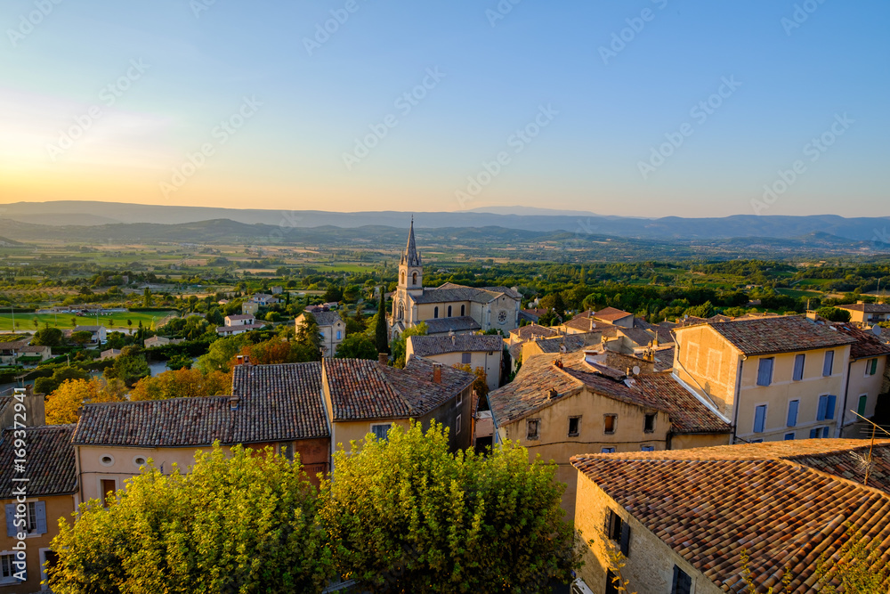 Villege de Bonnieux, France, Provence, Luberon. Vue du haut. Coucher de soleil.
