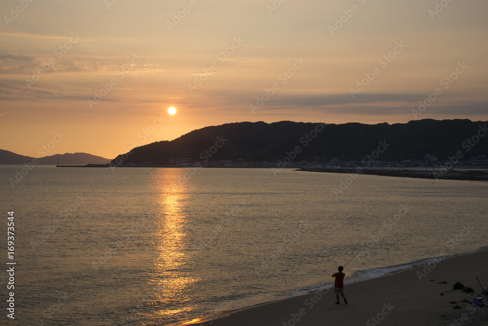 Fototapeta premium 夕日の海の中道
