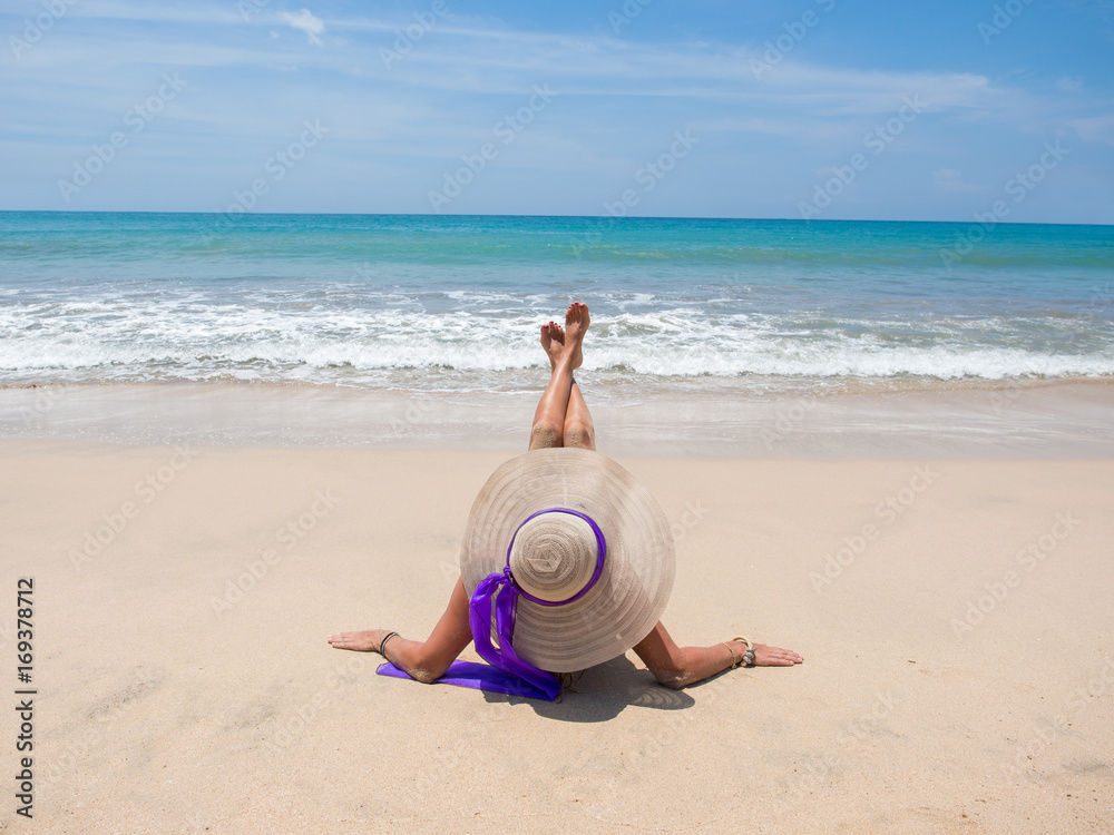 Fototapeta premium Classy woman on the beach