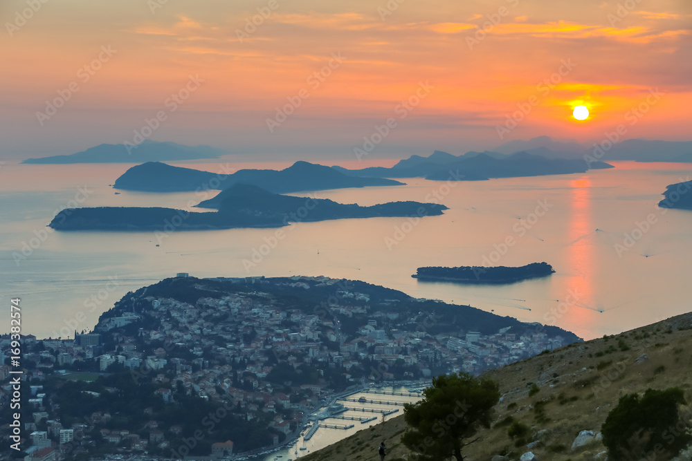 Obraz premium A view of Elafiti islands in the Adriatic sea next to Dubrovnik at sunset.