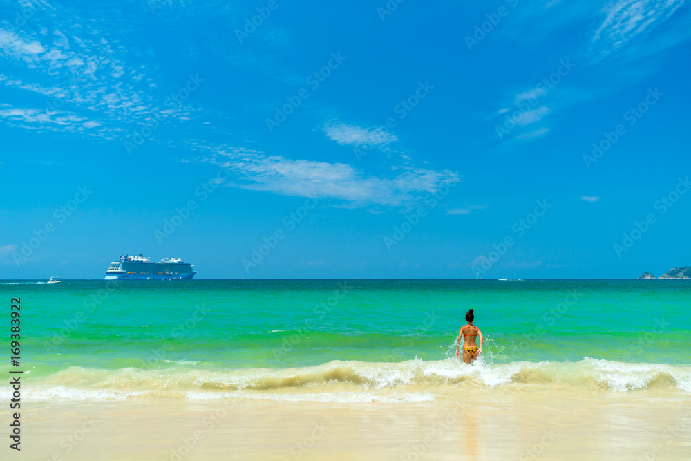 Fototapeta premium Woman walking on the beach