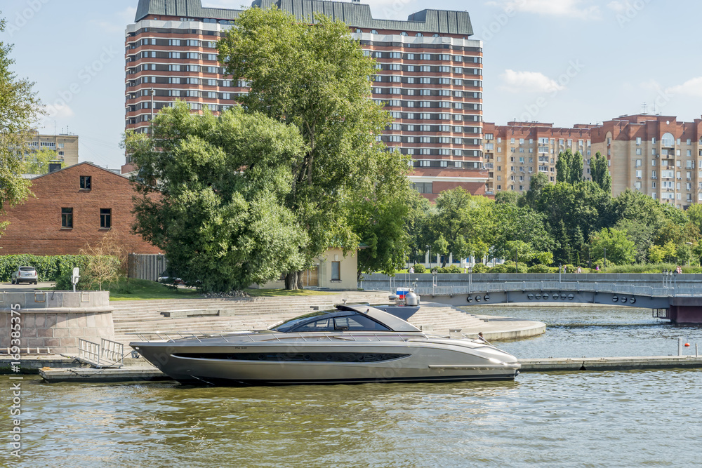 Obraz premium Motor boat docking in Moscow river
