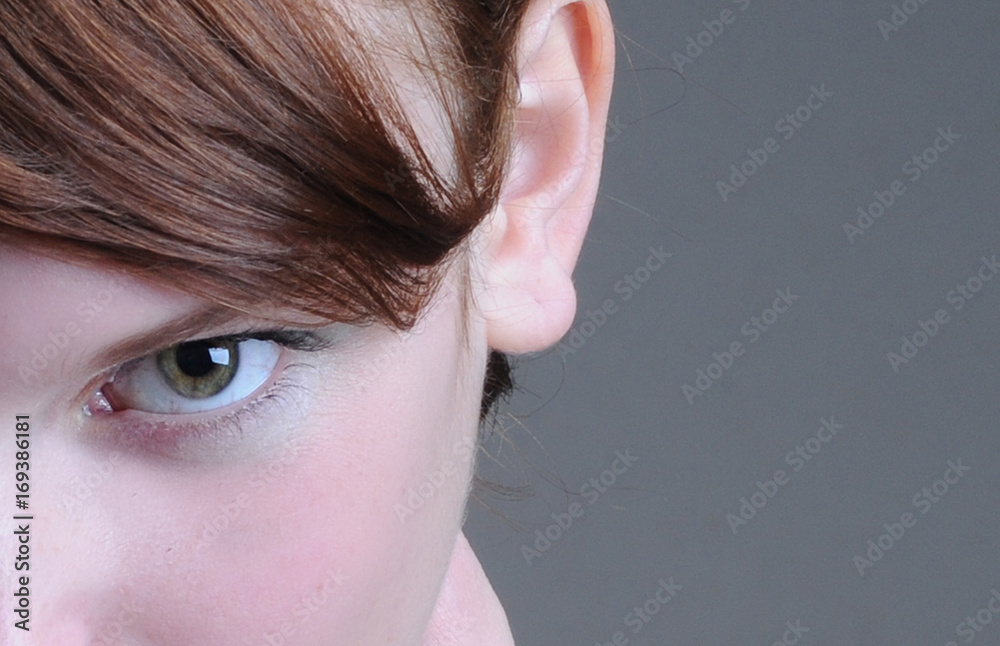 Fototapeta premium frau mit roten Haaren Clouseup grüne Augen mit Wimpern