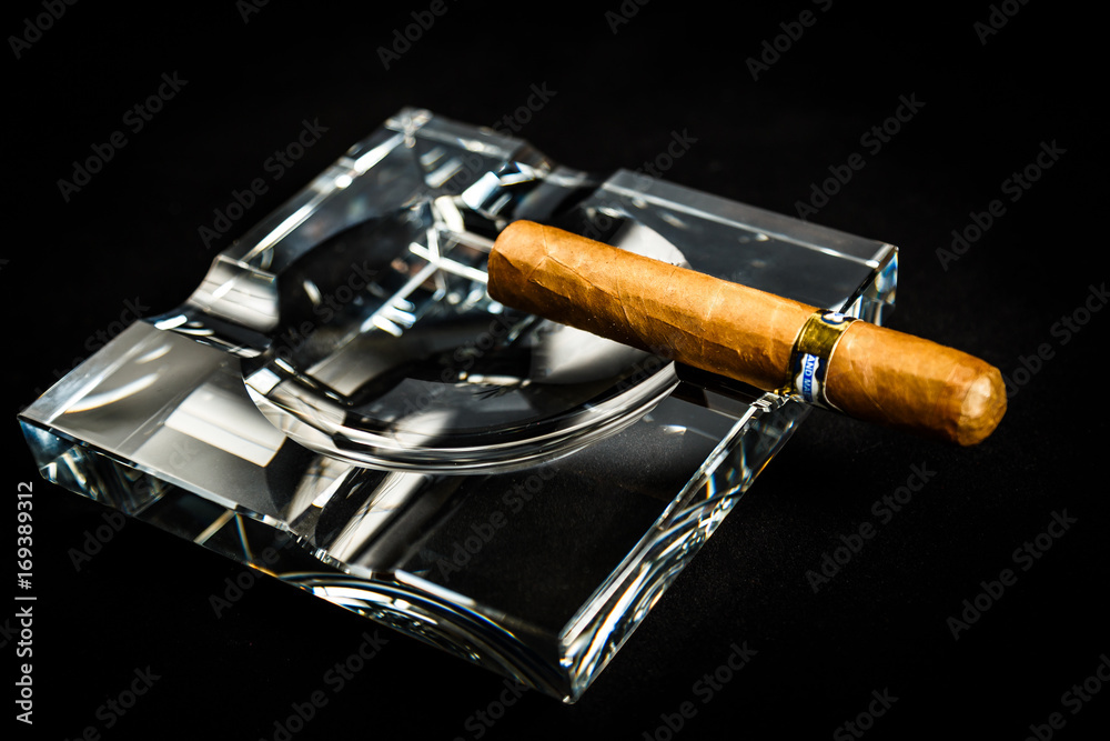 Zigarre im Aschenbecher rauchen